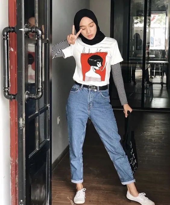 10 Ide Padu Padan Kaus Lengan Pendek Untuk Hijabers. Sopan Tertutup, tapi Tetap Stylish dan Kece 11