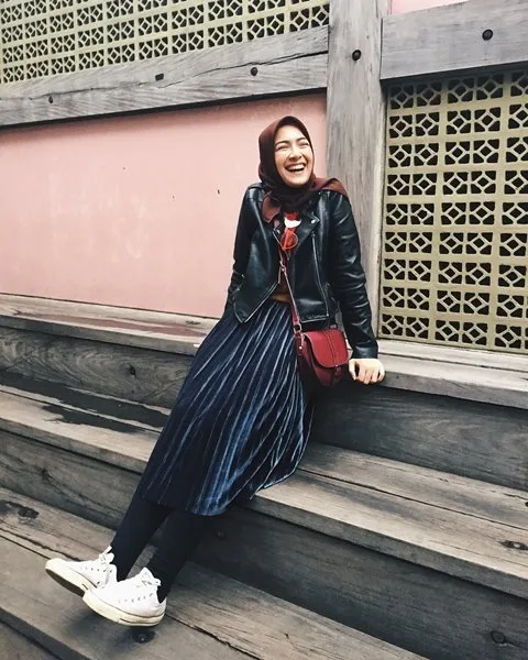 9 Ide Pakai Rok dengan Sneakers ala Selebgram Bella Attamimi. Feminin, Namun Ada Sentuhan Sporty 18