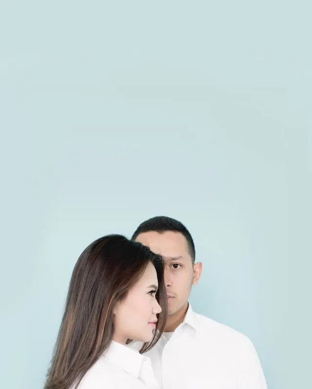 10 Ide Pre-wedding Minimalis dengan Latar Tembok Polos, Murah Meriah tapi Tetap Berkelas 13
