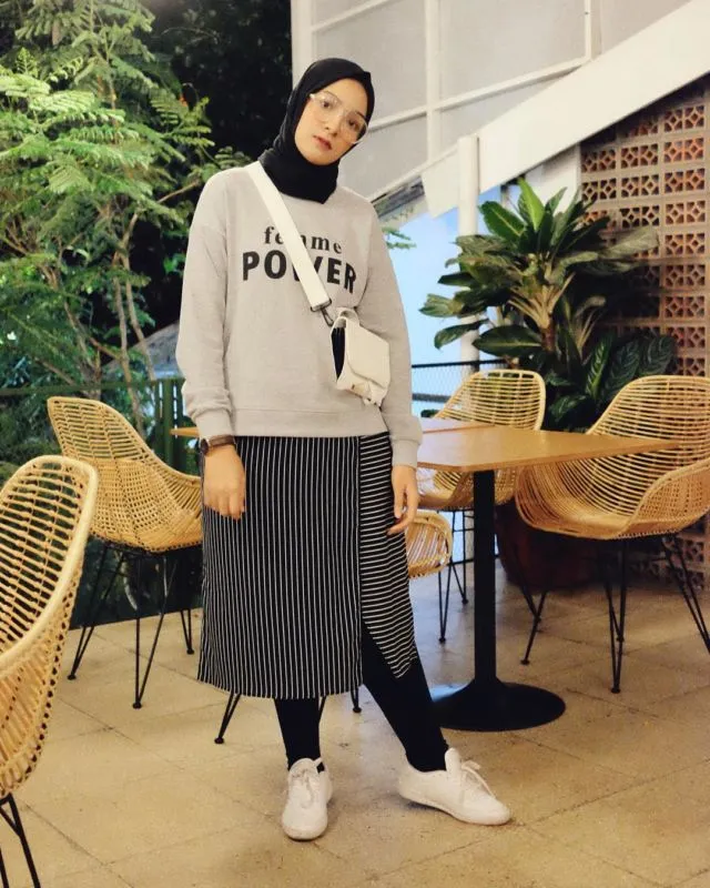 9 Ide Pakai Rok dengan Sneakers ala Selebgram Bella Attamimi. Feminin, Namun Ada Sentuhan Sporty 13