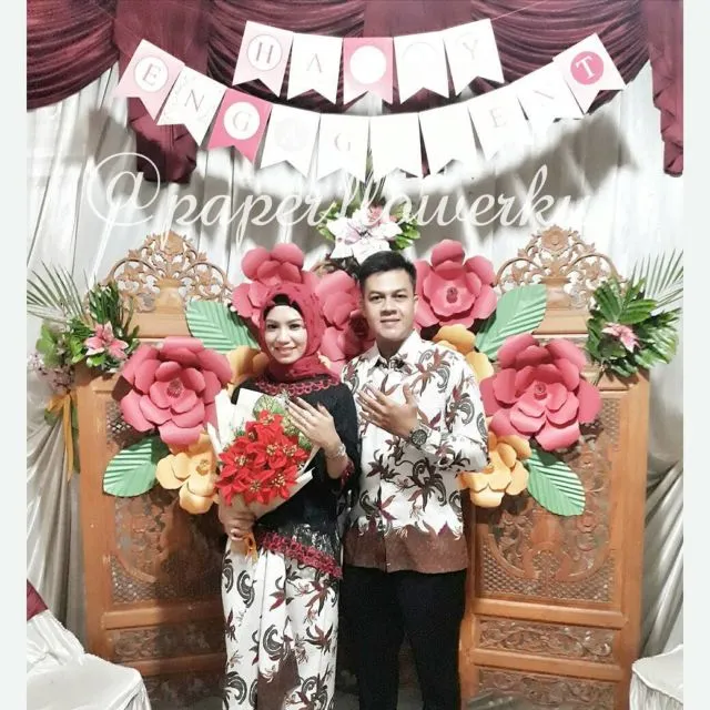 12 Inspirasi Paper Flower untuk Latar Dekorasi Acara Lamaranmu. Cantik Elegan, Bisa Dibikin Sendiri 17