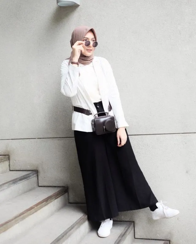 9 Ide Pakai Rok dengan Sneakers ala Selebgram Bella Attamimi. Feminin, Namun Ada Sentuhan Sporty 11