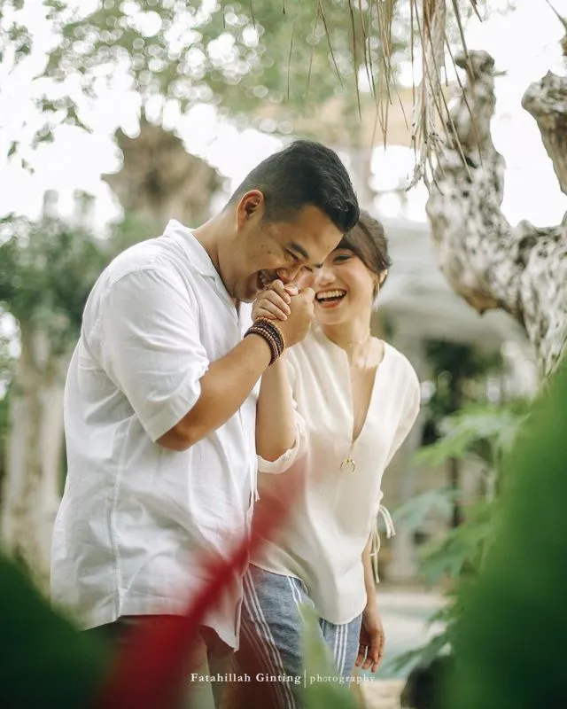 Karena Pernikahan adalah Momen Bahagia, 12 Ide Pre-Wedding dengan Pose Tertawa Ini Bisa Kamu Coba 18