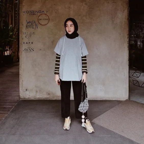 10 Ide Padu Padan Kaus Lengan Pendek Untuk Hijabers. Sopan Tertutup, tapi Tetap Stylish dan Kece 20