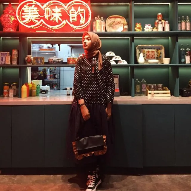 9 Ide Pakai Rok dengan Sneakers ala Selebgram Bella Attamimi. Feminin, Namun Ada Sentuhan Sporty 14