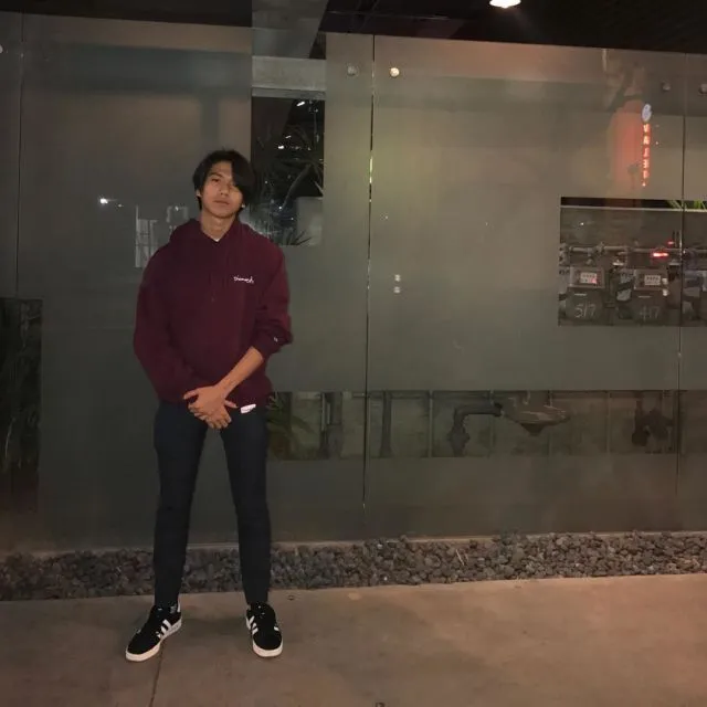 11 OOTD Kece ala Iqbaal 'Dilan' Ramadhan. Tak Perlu Bikin Puisi Biar Cewek-cewek Mau Kamu Ajak Jalan 22