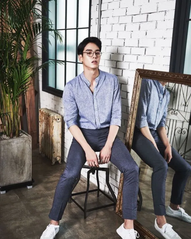 12 Inspirasi Stylish Outfit Guru Matematika Ganteng Asal Korea yang Lagi Viral. Simpel, tapi Elegan! 13