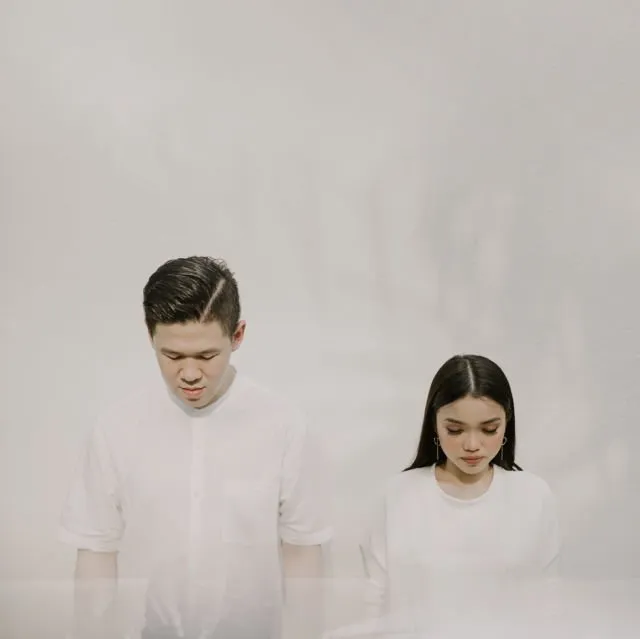 10 Ide Pre-wedding Minimalis dengan Latar Tembok Polos, Murah Meriah tapi Tetap Berkelas 19