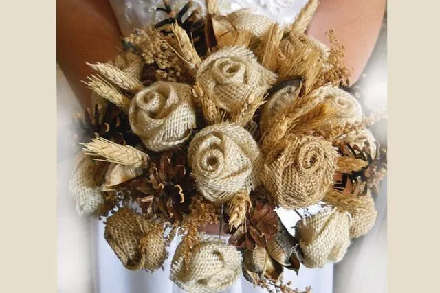 11 Ide Cantik Memasukkan Unsur Kain Goni atau Burlap ke Detail Dekorasi Pernikahan. Unik! 20