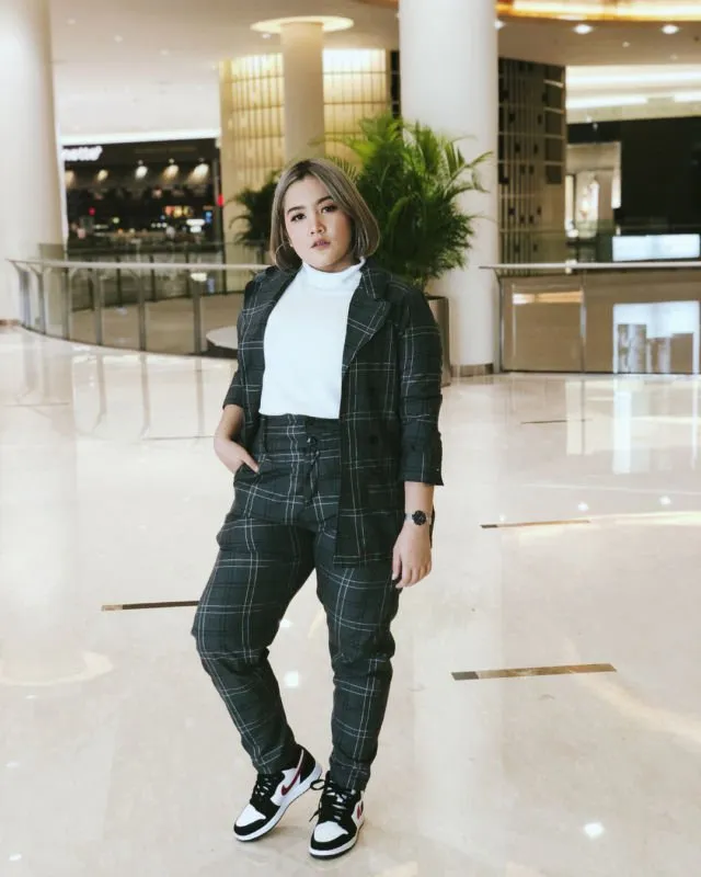 10 Ide Padu Padan Busana ala Selebgram Sandra D Lubis. Sempurna untuk Kamu yang Bertubuh Curvy! 18