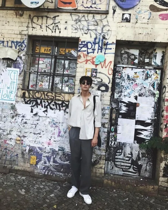 12 Inspirasi Stylish Outfit Guru Matematika Ganteng Asal Korea yang Lagi Viral. Simpel, tapi Elegan! 14