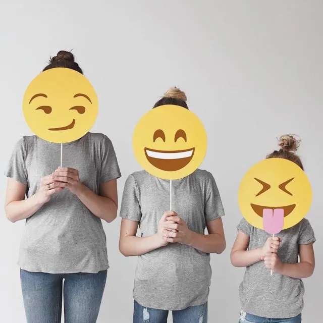 12 Ide Foto Keluarga Lucu ala Akun Instagram @allthatisshe. Pas Nih Buat yang Berbujet Apa Adanya 24