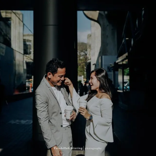 Karena Pernikahan adalah Momen Bahagia, 12 Ide Pre-Wedding dengan Pose Tertawa Ini Bisa Kamu Coba 11