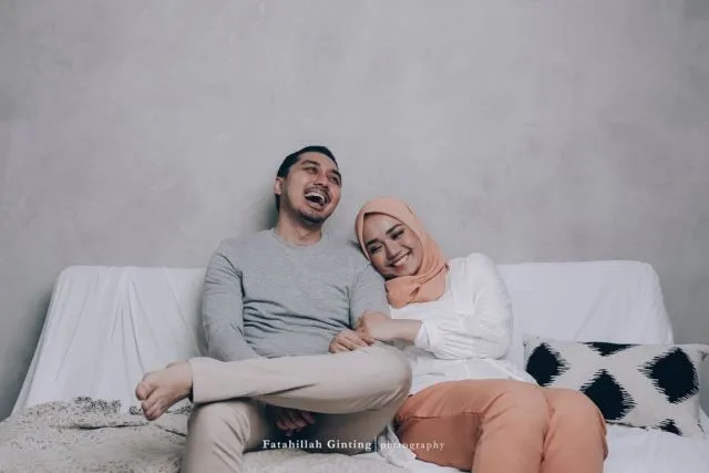 Karena Pernikahan adalah Momen Bahagia, 12 Ide Pre-Wedding dengan Pose Tertawa Ini Bisa Kamu Coba 13