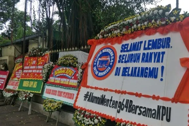 Gedung KPU Dipenuhi Karangan Bunga, Dari yang Kocak Tulisannya Hingga yang Membuat Haru 4