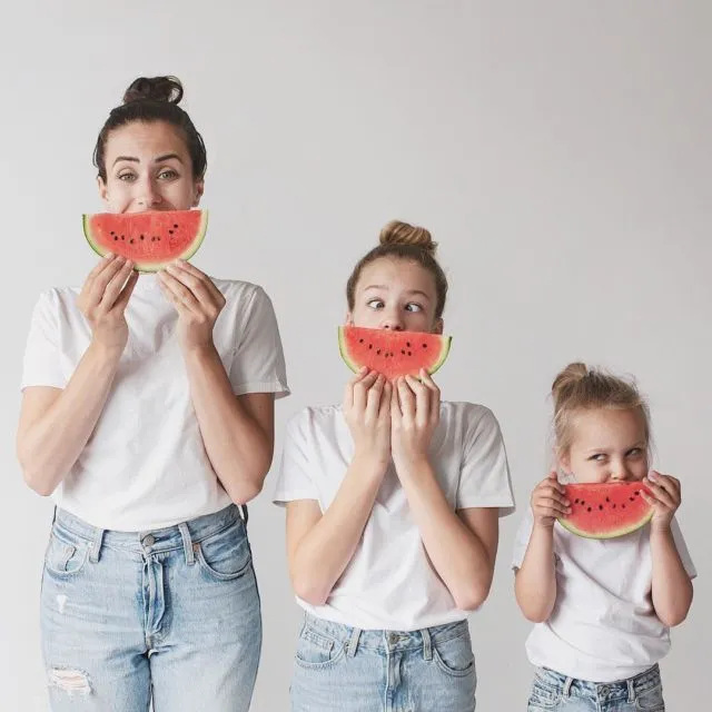 12 Ide Foto Keluarga Lucu ala Akun Instagram @allthatisshe. Pas Nih Buat yang Berbujet Apa Adanya 19