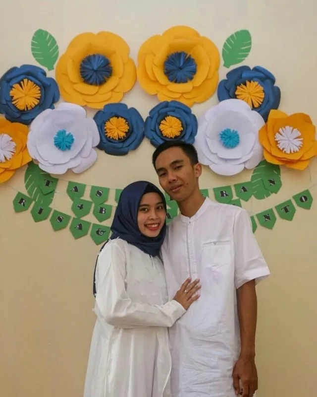 12 Inspirasi Paper Flower untuk Latar Dekorasi Acara Lamaranmu. Cantik Elegan, Bisa Dibikin Sendiri 20