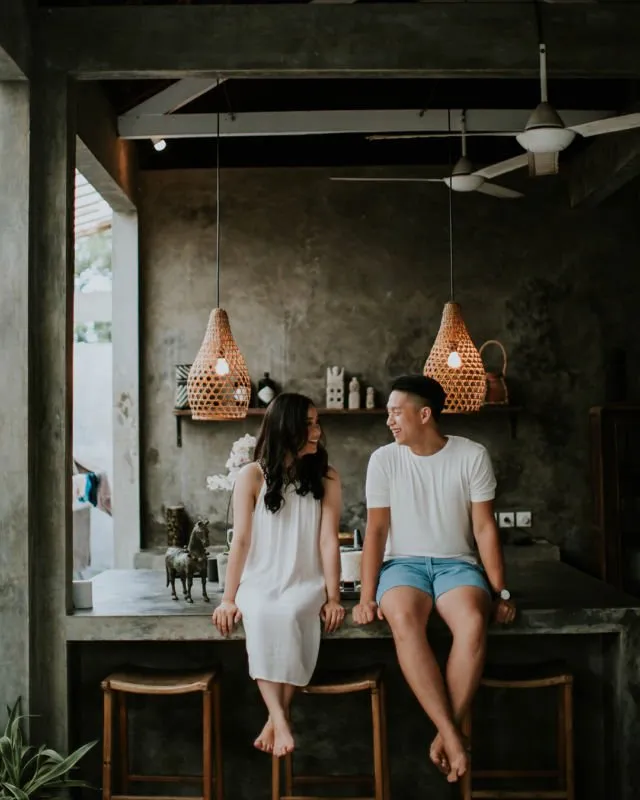 Suka Canggung Bergaya? Cobain Nih 12 Ide Pose Pre-Wedding Duduk Manja Bersama Pasangan Mesra 15