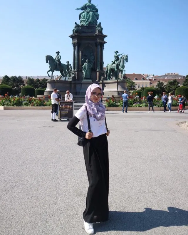 Mengulik 9 Ide Padu Padan Busana Hijab Manis ala Wirda Mansur. Nyaman dan Sopan, Sudah Pasti! 11