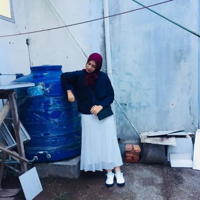 9 Ide Pakai Rok dengan Sneakers ala Selebgram Bella Attamimi. Feminin, Namun Ada Sentuhan Sporty 15