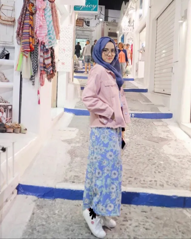 Mengulik 9 Ide Padu Padan Busana Hijab Manis ala Wirda Mansur. Nyaman dan Sopan, Sudah Pasti! 12