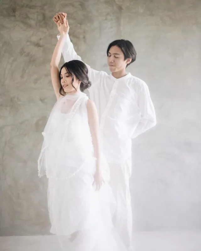 10 Ide Pre-wedding Minimalis dengan Latar Tembok Polos, Murah Meriah tapi Tetap Berkelas 12