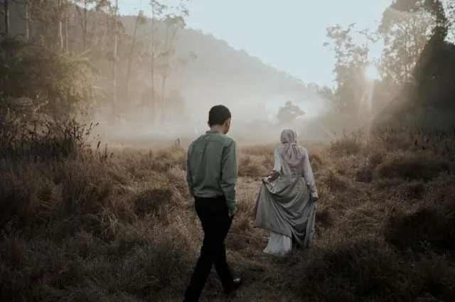 10 Inspirasi Pre-Wedding Outdoor, Tanpa Sentuhan 20