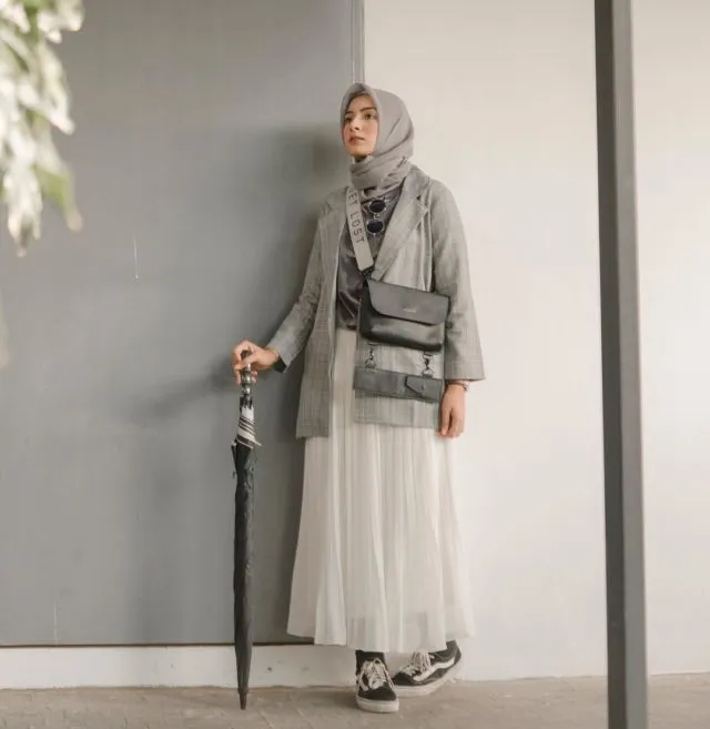 9 Ide Pakai Rok dengan Sneakers ala Selebgram Bella Attamimi. Feminin, Namun Ada Sentuhan Sporty 16
