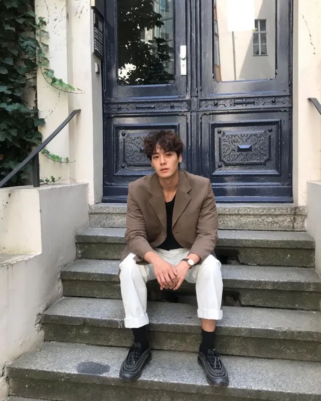 12 Inspirasi Stylish Outfit Guru Matematika Ganteng Asal Korea yang Lagi Viral. Simpel, tapi Elegan! 15