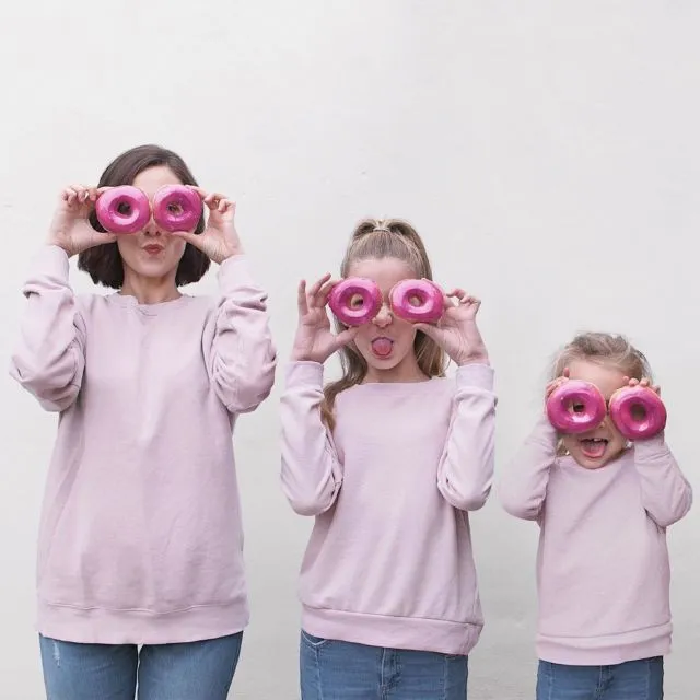 12 Ide Foto Keluarga Lucu ala Akun Instagram @allthatisshe. Pas Nih Buat yang Berbujet Apa Adanya 23
