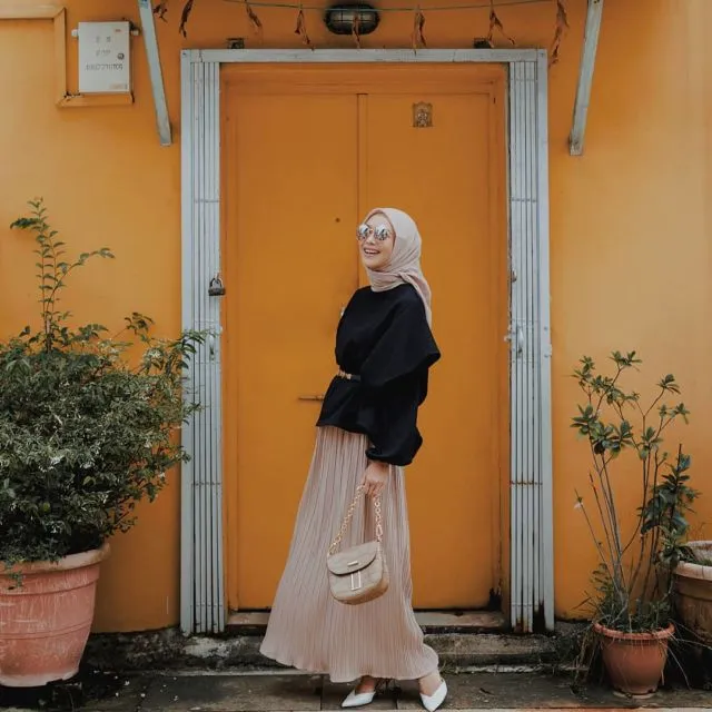 10 Ide Padu Padan Rok Lipit Alias Pleated Skirt Buat Kondangan. Pas Bagi yang Bosan Kebayaan 19