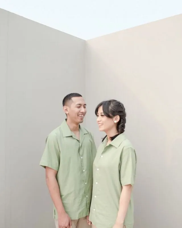 10 Ide Pre-wedding Minimalis dengan Latar Tembok Polos, Murah Meriah tapi Tetap Berkelas 11