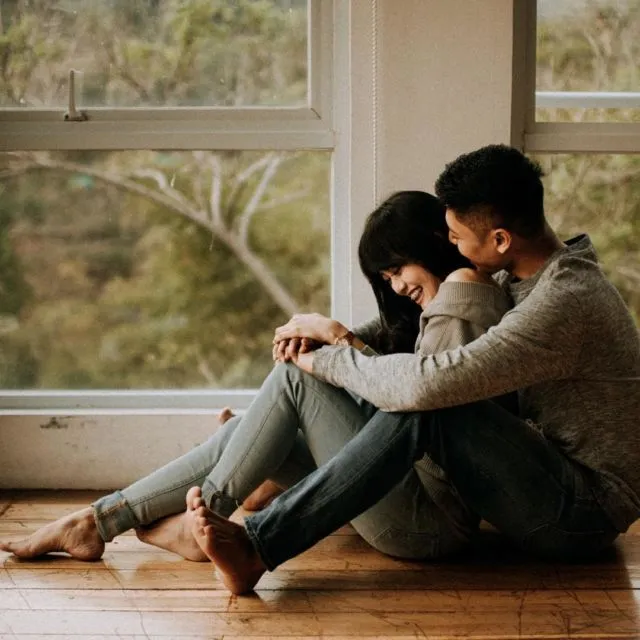 13 Ide Pose Pelukan dari Belakang yang Manis dan Romantis untuk Pre-Wedding. Duh, Mesranya~ 24