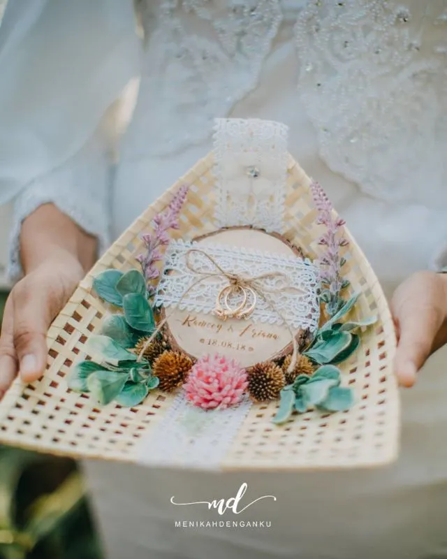 10 Inspirasi Ring Box Cantik Berbahan Kayu. Pas Nih, Buat Pesta Pernikahanmu Makin Terkesan Rustic 14
