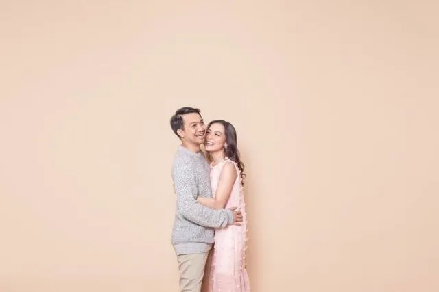 10 Ide Pre-wedding Minimalis dengan Latar Tembok Polos, Murah Meriah tapi Tetap Berkelas 15