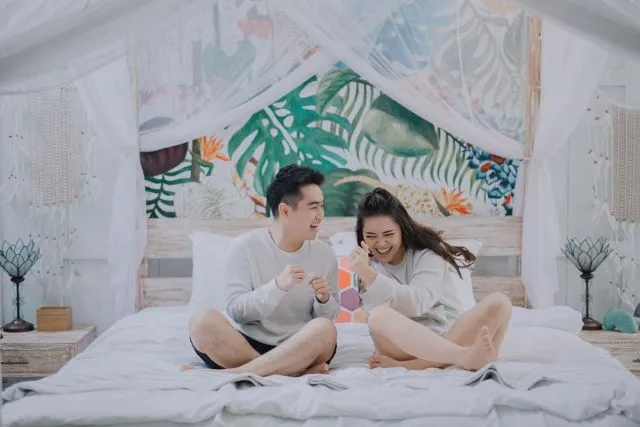 Suka Canggung Bergaya? Cobain Nih 12 Ide Pose Pre-Wedding Duduk Manja Bersama Pasangan Mesra 24