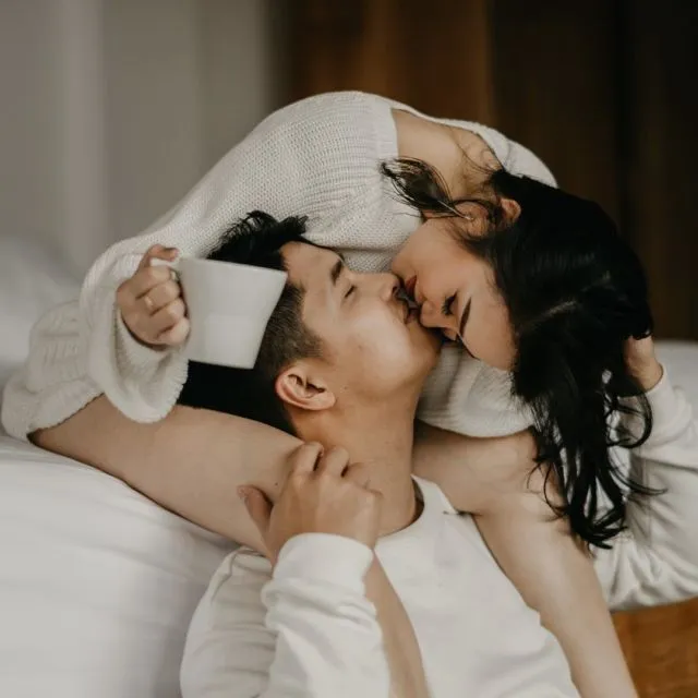 13 Ide Pose Pelukan dari Belakang yang Manis dan Romantis untuk Pre-Wedding. Duh, Mesranya~ 23
