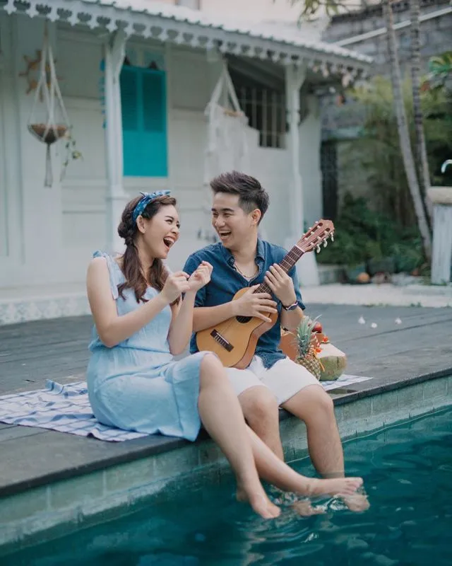 Suka Canggung Bergaya? Cobain Nih 12 Ide Pose Pre-Wedding Duduk Manja Bersama Pasangan Mesra 22