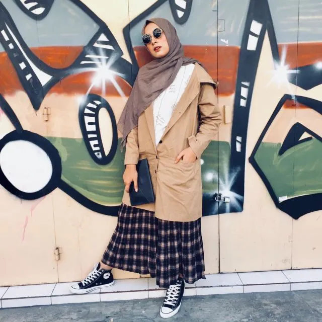 9 Ide Pakai Rok dengan Sneakers ala Selebgram Bella Attamimi. Feminin, Namun Ada Sentuhan Sporty 17