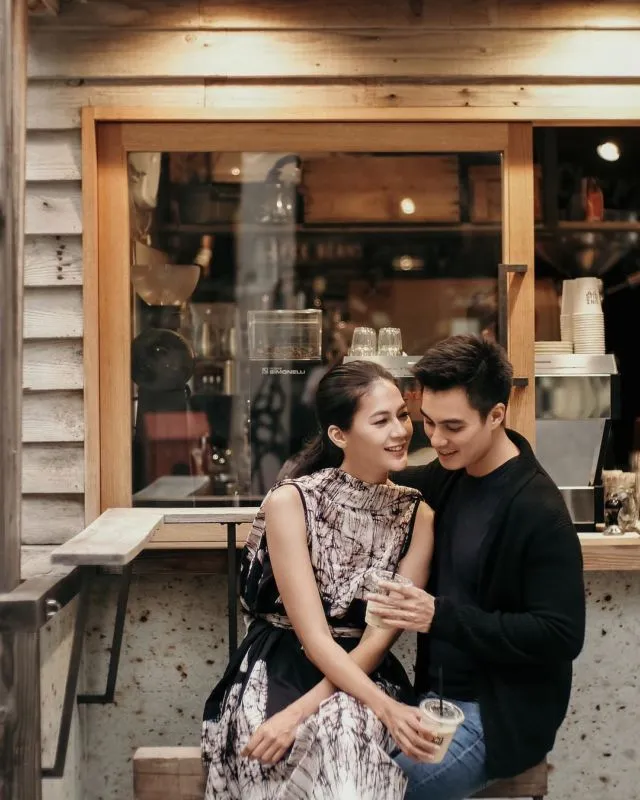 Suka Canggung Bergaya? Cobain Nih 12 Ide Pose Pre-Wedding Duduk Manja Bersama Pasangan Mesra 19