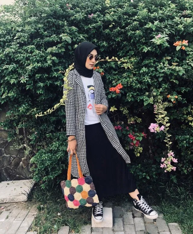 9 Ide Pakai Rok dengan Sneakers ala Selebgram Bella Attamimi. Feminin, Namun Ada Sentuhan Sporty 10