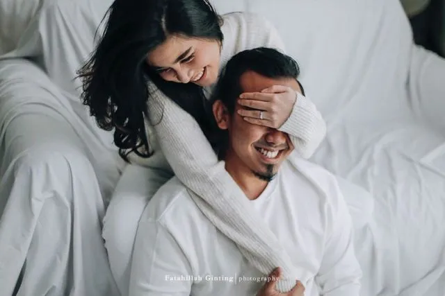 Karena Pernikahan adalah Momen Bahagia, 12 Ide Pre-Wedding dengan Pose Tertawa Ini Bisa Kamu Coba 15