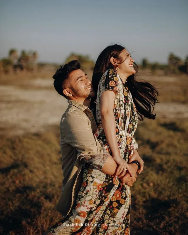 Karena Pernikahan adalah Momen Bahagia, 12 Ide Pre-Wedding dengan Pose Tertawa Ini Bisa Kamu Coba 16