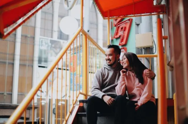 Suka Canggung Bergaya? Cobain Nih 12 Ide Pose Pre-Wedding Duduk Manja Bersama Pasangan Mesra 20