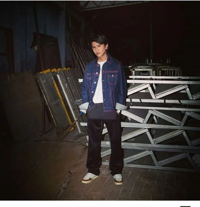 11 OOTD Kece ala Iqbaal 'Dilan' Ramadhan. Tak Perlu Bikin Puisi Biar Cewek-cewek Mau Kamu Ajak Jalan 18