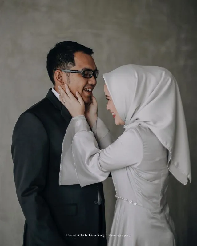 Karena Pernikahan adalah Momen Bahagia, 12 Ide Pre-Wedding dengan Pose Tertawa Ini Bisa Kamu Coba 17