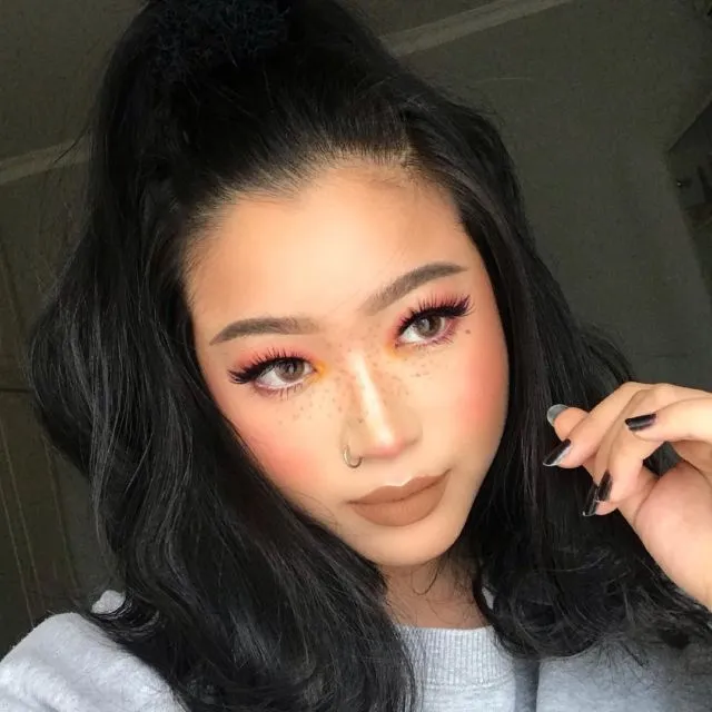 11 Inspirasi Pakai Lipstik Cokelat ala Beauty Influencer. Cantik Elegan Tanpa Pucat atau Berlebihan 17
