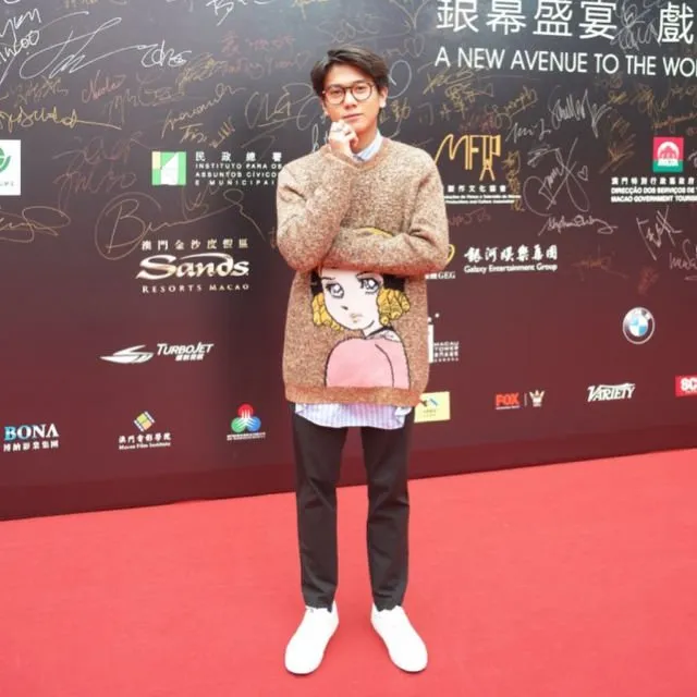 11 OOTD Kece ala Iqbaal 'Dilan' Ramadhan. Tak Perlu Bikin Puisi Biar Cewek-cewek Mau Kamu Ajak Jalan 16