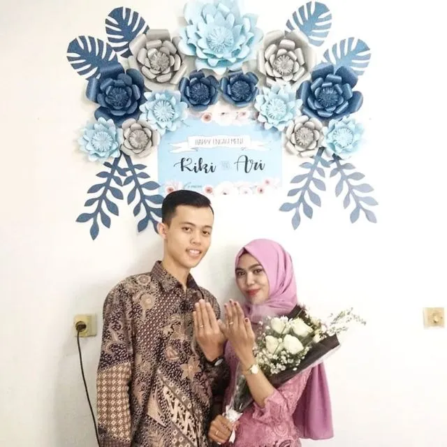 12 Inspirasi Paper Flower untuk Latar Dekorasi Acara Lamaranmu. Cantik Elegan, Bisa Dibikin Sendiri 18