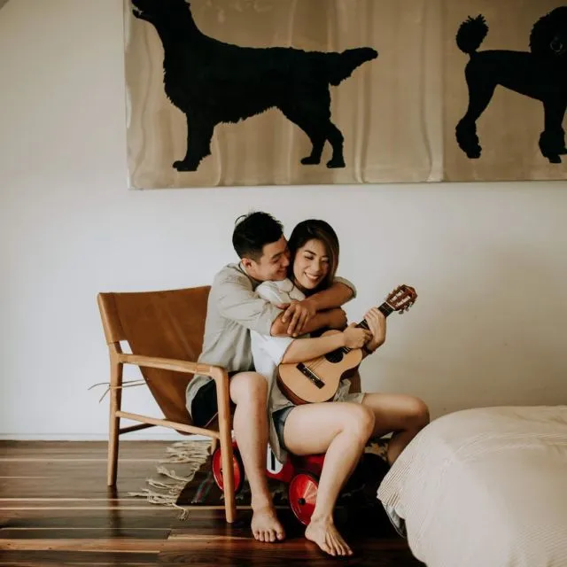 13 Ide Pose Pelukan dari Belakang yang Manis dan Romantis untuk Pre-Wedding. Duh, Mesranya~ 17